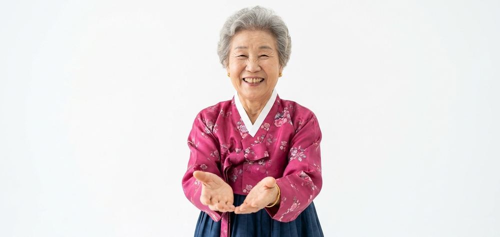 한복을 입고 두 손을 내밀어 맞이하는 중매 할머니